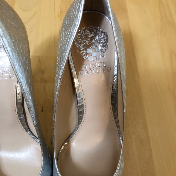 Vince Camuto Norida Silver Snake Heels Sz 7 - Picture 8 of 8